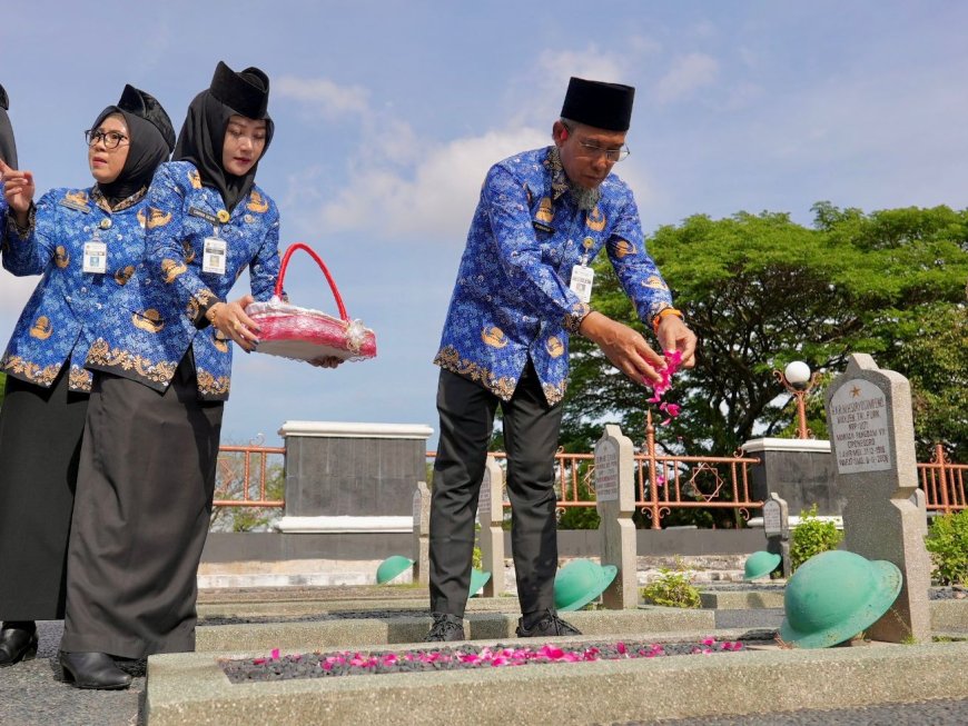 Ziarah Makam Pahlawan, Sumarno Ajak ASN Teruskan Perjuangan untuk Kesejahteraan Masyarakat